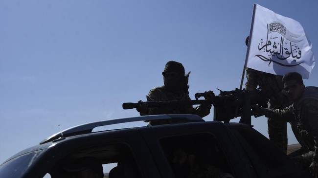 Presiden Recep Tayyip Erdogan berjanji tak akan membiarkan satu pun pejuang ISIS kabur keluar Suriah menyusul invasi Turki untuk menyerang pemberontak Kurdi.