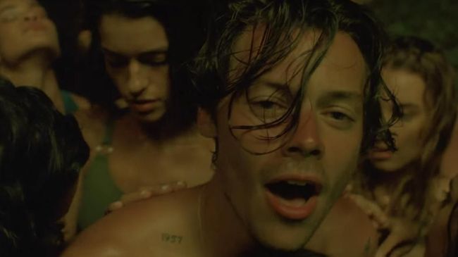 'Lights Up' rilis pada Jumat (11/10), sebagai pembuka 'era baru' Harry Styles yang disebut dipengaruhi oleh rock klasik tahun 1970-an.