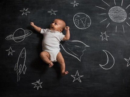 15 Nama Bayi Terinspirasi dari Sains dan Ilmuwan