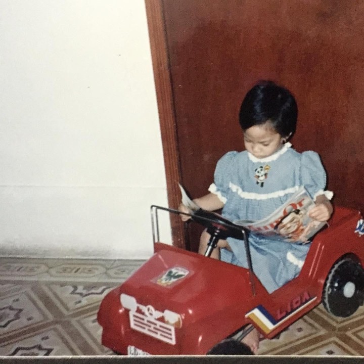 Lucunya Tara, sibuk dengan majalahnya seperti orang dewasa. (Foto: Instagram @tarabasro)