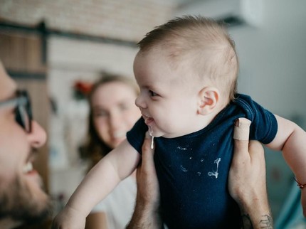 Bayi Gumoh atau Muntah, Begini Cara Membedakannya Bunda