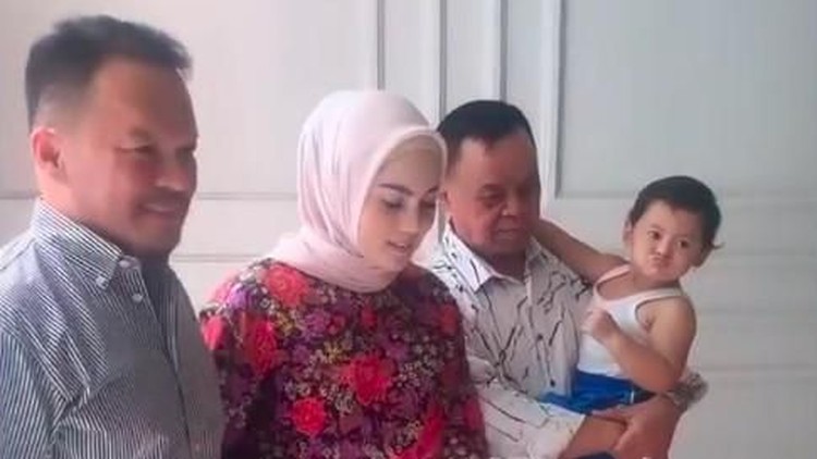 Jennifer Dunn merayakan ulang tahunnya di rumah bersama keluarga. Dalam video ulang tahun, ada balita yang digendong oleh ayahnya.