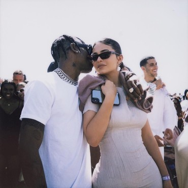 Wolf Webster Nama Anak Kedua Kylie Jenner dan Travis Scott?