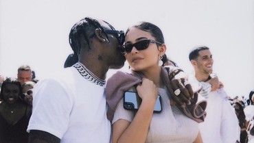 img-title Kris Jenner Bocorkan Wajah Wolf Webster Anak ke-2 Kylie dan Travis Scott