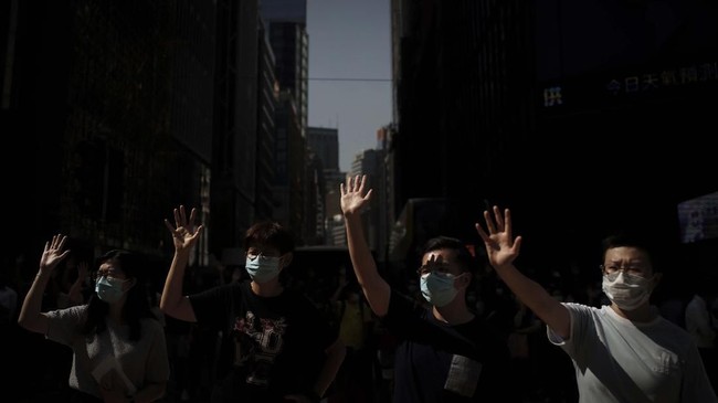 Kandidat pro demokrasi Hong Kong menang telak dalam pemilu Hong Kong. Mereka merebut 283 kursi di dewan perwakilan.