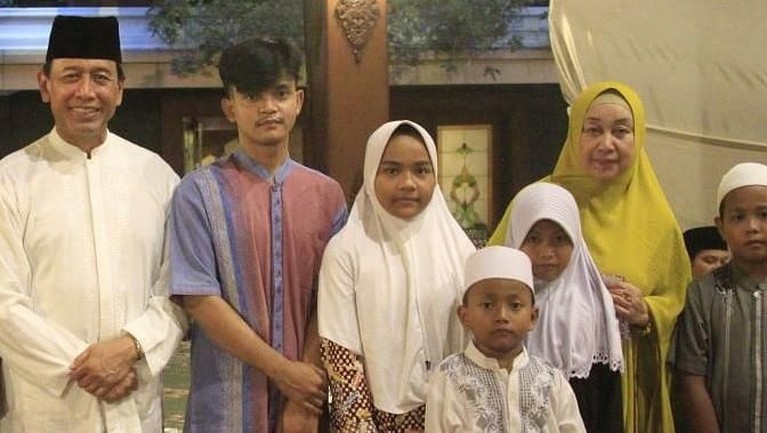 44 tahun sudah Wiranto menjalani kehidupannya bersama sang istri tercinta, Rugaiya Usman. Seperti apa potret kemesraan mereka? Cek yuk!