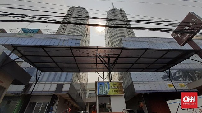 Penghuni Apartemen Robinson, Penjaringan, Jakarta Utara biasa saja dan beraktifitas normal meski sebelumnya polisi menggerebek praktik judi kasino RBS 29
