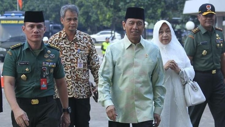 44 tahun sudah Wiranto menjalani kehidupannya bersama sang istri tercinta, Rugaiya Usman. Seperti apa potret kemesraan mereka? Cek yuk!