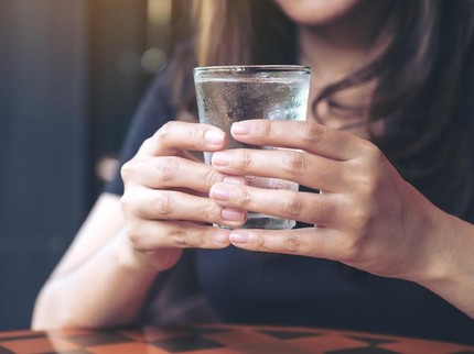 Bunda Minum Air Es Saat Menyusui Bikin Bayi Pilek, Mitos atau Fakta?