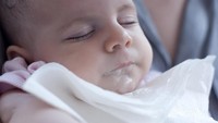Bila Bayi Muntah setelah Menyusu, Kapan Bunda Mesti Waspada?