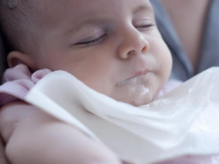 Bila Bayi Muntah setelah Menyusu, Kapan Bunda Mesti Waspada?