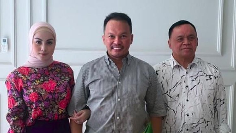 Jennifer Dunn merayakan ulang tahun bersama suaminya, Faizal Haris. Pesta ulang tahun digelar secara sederhana tapi ada yang membuat netizen marah nih, Bun.