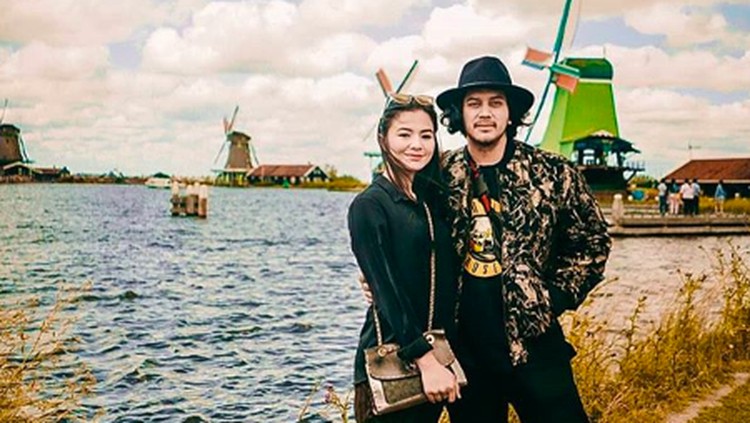 Di usia 22 tahun, Eriska Rein melahirkan si kecil Zayn. Eriska mengaku sang suami melakukan sebuah pengorbanan demi dirinya.