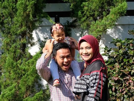 7 Momen Manis Hanum Rais Bersama Suami dan Anak