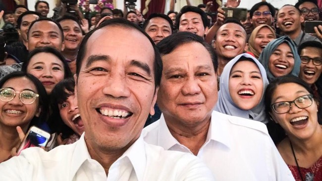 Elektabilitas Gerindra dalam survei Polling Institute saat ini 18,8 persen, sementara PDIP 17,7 persen. Dua partai itu terpaut selisih 1,1 persen.