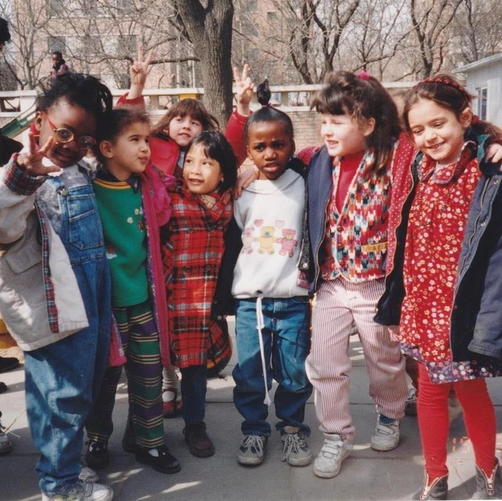 Tara Basro (tengah) bersama teman-temannya di Paris. Tara paling mungil sendiri. (Foto: Instagram @tarabasro)