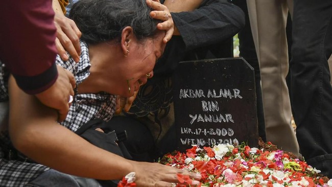 Keluarga sempat tak mengenali Akbar Alamsyah karena banyak luka di kepala. Peserta aksi 25 September di Gedung DPR ini meninggal diduga karena kerusakan saraf.