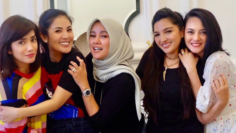 6 Geng Artis Indonesia yang Populer Enam geng artis Indonesia ini berhasil mencuri perhatian netizen. Mereka selalu tampil kompak dengan membagikan momen kebersamaannya. Ada siapa saja?