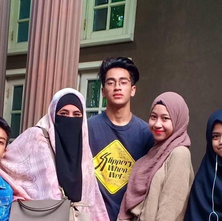 <p>Pemeran Roni dalam sinetron <em>Cinta Anak Muda</em>, Abidzar Al-Ghifari atau dikenal dengan Abidzar merupakan anak dari Ustaz Jefri Al Buchori dan Pipik Dian Irawati. Sang Ibunda selalu mengingatkan agar Abidzar tak pernah meninggal salat, baca Alquran, dan sedekah, meski sibuk dengan kegiatan syuting. (Foto: Instagram @_ummi_pipik_)</p>