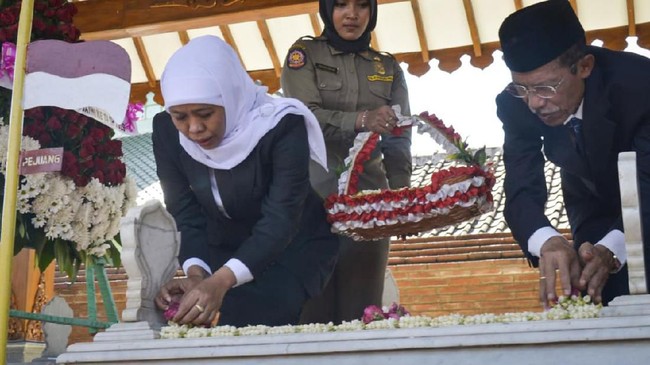 Gubernur Khofifah Indar Parawansa berziarah ke makam presiden pertama Republik Indonesia Sukarno jelang peringatan HUT Provinsi Jawa Timur.