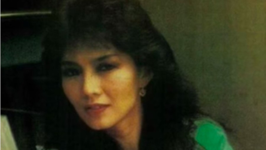 Dapat Julukan Bom Seks Eva Arnaz berjualan lontong untuk menyambung hidupnya.