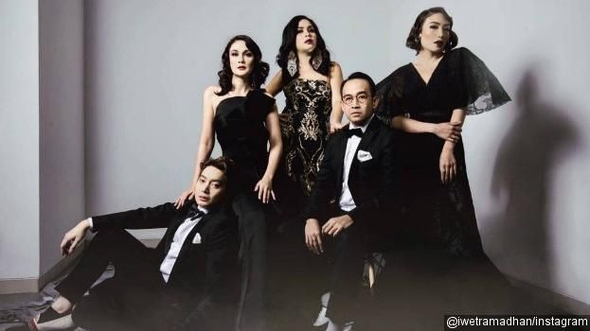 Enam geng artis Indonesia ini berhasil mencuri perhatian netizen&period; Mereka selalu tampil kompak dengan membagikan momen kebersamaannya&period; Ada siapa saja&quest;