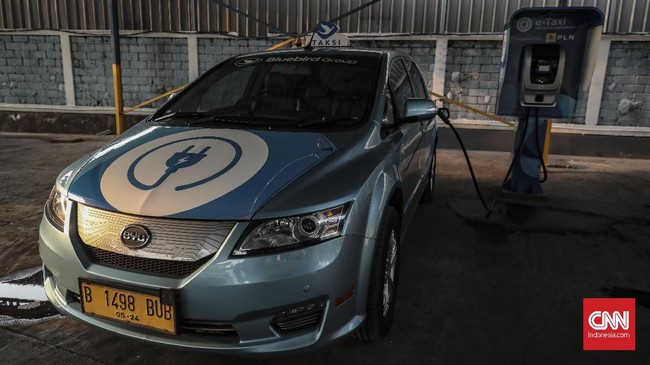 Blue Bird menjelaskan taksi listrik Bluebird dan Silverbird tetap beroperasi sambil diinformasikan situasi banjir.
