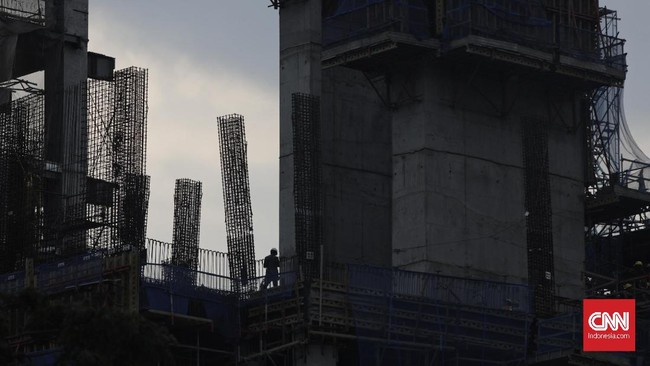 Pekerja menggarap pembangunan gedung bertingkat di Jakarta, Sabtu, 12 Oktober 2019. Pemerintah berencana menghilangkan kewajiban penyediaan dokumen Izin Mendirikan Bangunan (IMB) karena dinilai menjadi salah satu faktor penghambat investasi.
