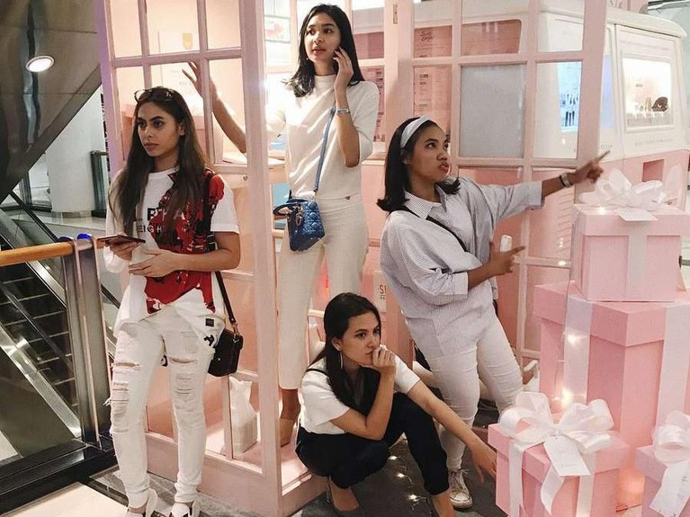 Enam geng artis Indonesia ini berhasil mencuri perhatian netizen. Mereka selalu tampil kompak dengan membagikan momen kebersamaannya. Ada siapa saja?