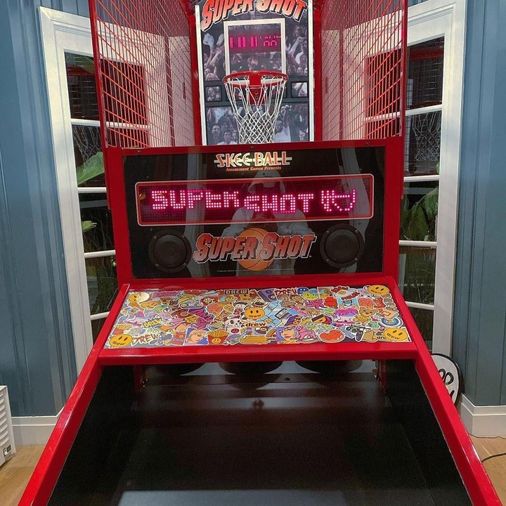<p>Satu yang paling unik dari rumah Justin Bieber. Ada permainan basket Super Shot di dalam rumah! Kalau seperti ini, jadi betah di dalam rumah deh. (Foto: Instagram @justinbieber)</p>