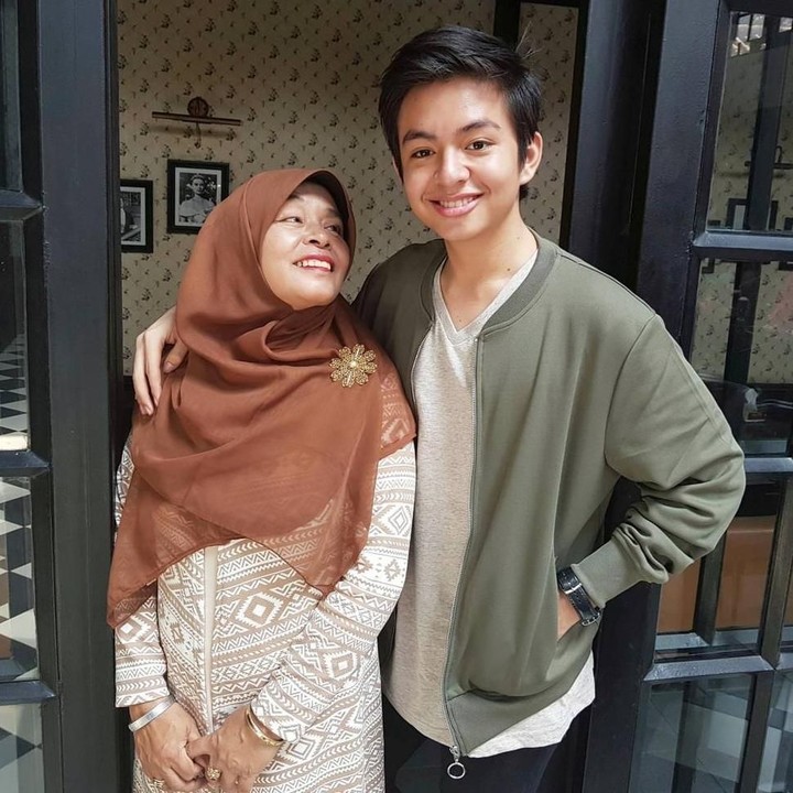 <p>Bintang sinetron dan film, Angga Aldi Yunanda, merupakan anak dari pasangan Muhammad Nasir Sedo dan Yuliati Mahsun. Pemeran Bima dalam film <em>Dua Garis Biru</em> ini sangat dekat dengan keluarganya, termasuk sang ibunda. (Foto: Instagram @anggayunandareal16)</p>