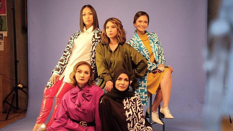 Enam geng artis Indonesia ini berhasil mencuri perhatian netizen. Mereka selalu tampil kompak dengan membagikan momen kebersamaannya. Ada siapa saja?