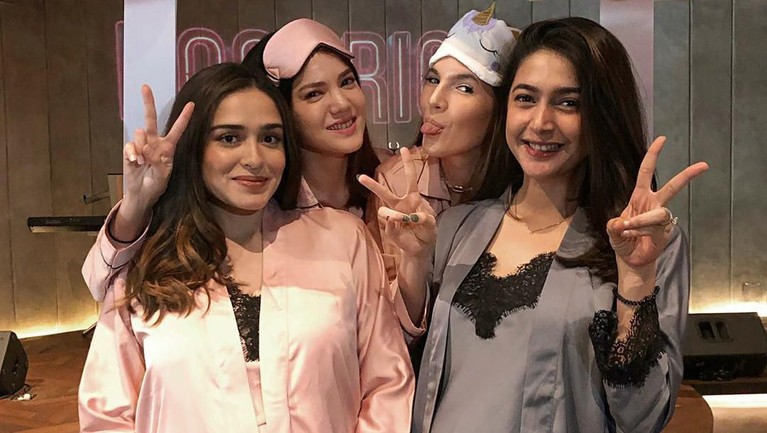 Enam geng artis Indonesia ini berhasil mencuri perhatian netizen. Mereka selalu tampil kompak dengan membagikan momen kebersamaannya. Ada siapa saja?