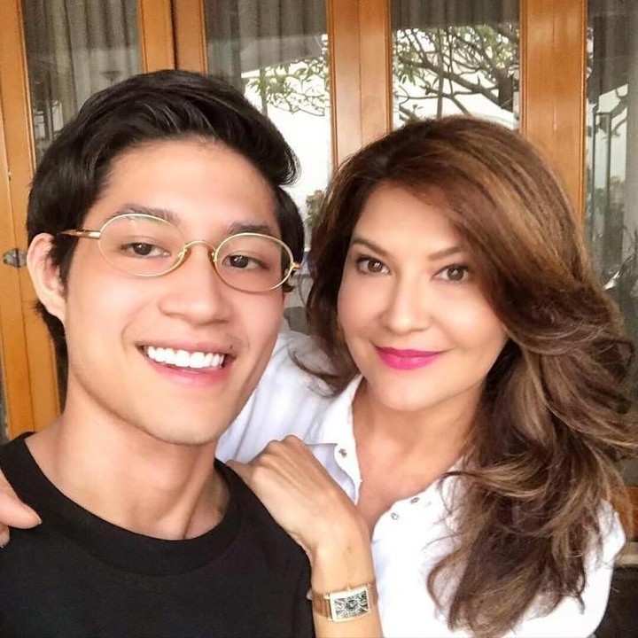 <p>Bintang sinetron dan film, Teuku Rassya, adalah anak pertama dari Teuku Rafly dan Tamara Bleszynski. Rassya beberapa kali mengunggah kebersamaannya dengan sang ibunda, Tamara, di Instagram. (Foto: Instagram @teukurassya)</p>