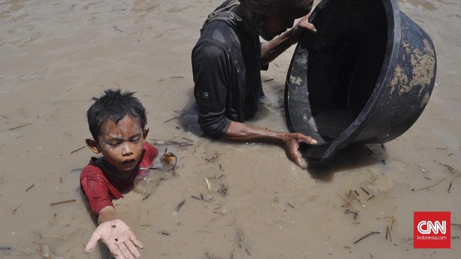 Sejumlah pelajar banyak yang memutuskan bolos sekolah untuk membantu orang tua mencari harta karun di lahan bekas karhutla.