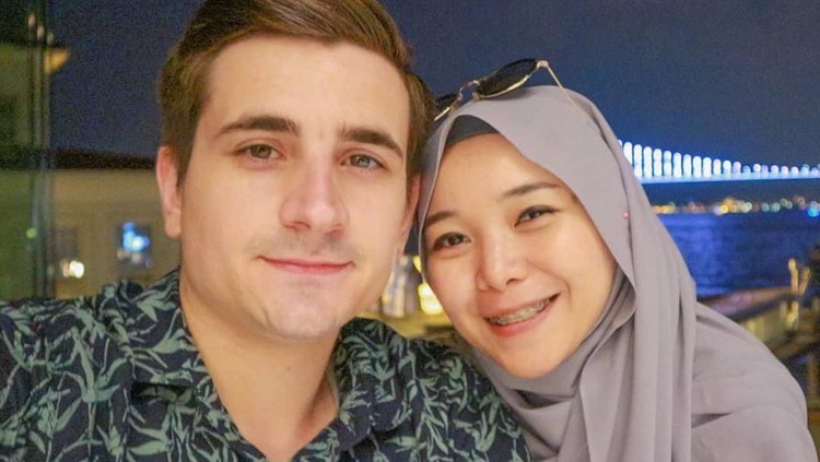 Kisah 5 Perempuan RI Nikah dengan Pria Asing, dari Turki hingga Korea Simak kisah lima perempuan Indonesia yang menikah dengan pria asing. Inspiratif dan bisa dapat banyak informasi tentang pernikahan beda budaya, Bunda.