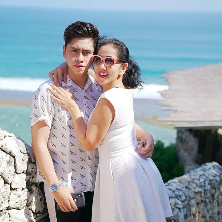 <p>Bintang sinetron <em>Topeng Kaca,</em> Athalla Naufal, juga tak kalah dekat dengan sang ibunda, Venna Melinda. Adik dari Verrell Bramasta ini sering mengunggah foto bersama sang ibunda dan menulis kata-kata romantis, seperti "My date of the day." (Foto: Instagram @athallanaufal7)</p>