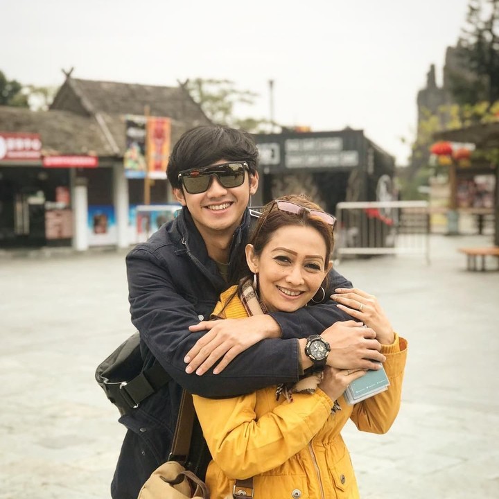 <p>Pemeran Mirza dalam sinetron <em>Cinta Karena Cinta</em>, Immanuel Caesar Hito, merupakan anak dari Pratikto H.P dan Happy Mustikasari. Dalam sebuah <em>postingan</em> di Instagram, Caesar, menyebut sang ibunda, "My first love." <em>So sweet ya</em>, Bunda. (Foto: Instagram @hitocaesar)</p>