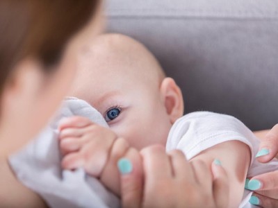 Bunda Perlu Tahu 5 Penyebab Umum Bayi Berkeringat Saat Menyusu Asi