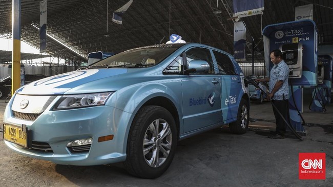 Blue Bird sudah memesan 300 unit taksi listrik yang seharusnya dikirim pada Maret, namun dibatalkan karena situasi pandemi Covid-19.