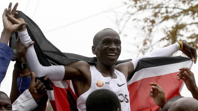 FOTO: Kipchoge Ciptakan Sejarah di Maraton