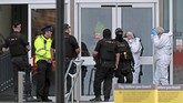 FOTO: Teror Penusukan di Manchester Seorang lelaki menikam sejumlah orang di Manchester, Inggris hingga melukai lima orang. Aksinya diduga adalah tindakan terorisme.