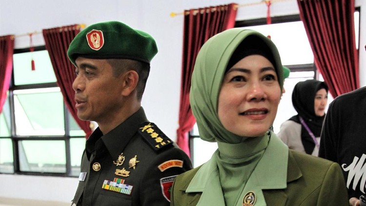 Karier Dandim Kendari hancur karena unggahan Facebook istrinya. Bahkan dia harus dihukum karena dianggap melanggar hukum disiplin militer.