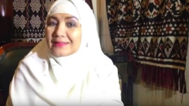 4 Fakta Eva Arnaz, Mantan Bintang Panas yang Kini Jualan Lontong Sayur