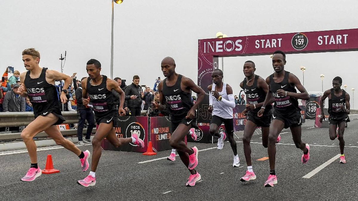 FOTO: Kipchoge Ciptakan Sejarah di Maraton