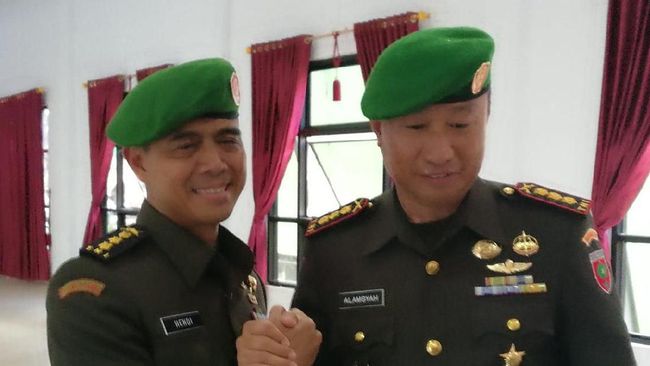 Istri Eks Dandim Dipolisikan karena 'Nyinyir' soal Wiranto Postingan nyinyir istri anggota TNI AD Komandan Kodim Kendari Hendi Suhendi, Irma Nasution dilaporkan ke Polda Sulawesi Utara.