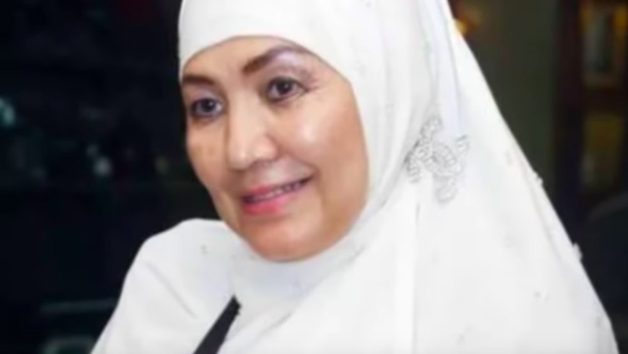 Eva Arnaz berjualan lontong untuk menyambung hidupnya.