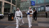 FOTO: Teror Penusukan di Manchester Seorang lelaki menikam sejumlah orang di Manchester, Inggris hingga melukai lima orang. Aksinya diduga adalah tindakan terorisme.