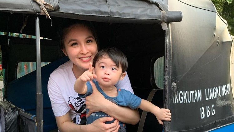 Anak Sandra Dewi, Raphael Moeis, terlihat menjajal Bajaj dan bus TransJakarta baru-baru ini.