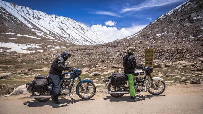 Darius dan Donna berbagi pengalamannya saat riding melalui jalan raya tertinggi di dunia di Pegunungan Himalaya.